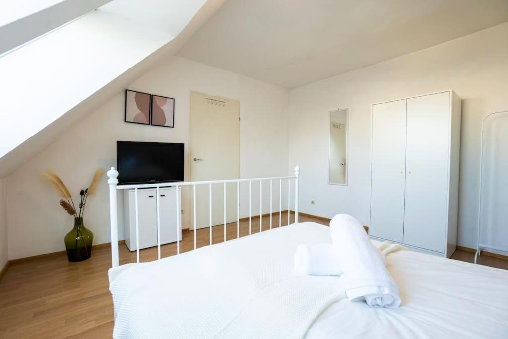 Stylish 2 Floor Penthouse • 15 Min To City Center Вена Экстерьер фото