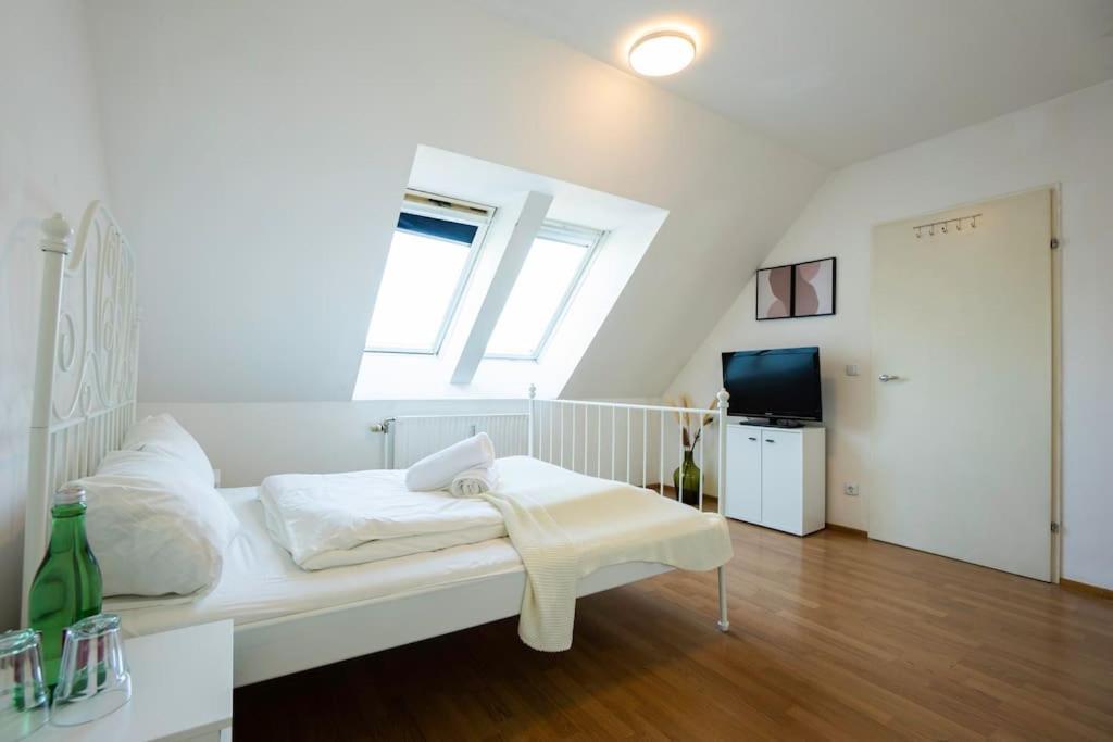 Stylish 2 Floor Penthouse • 15 Min To City Center Вена Экстерьер фото